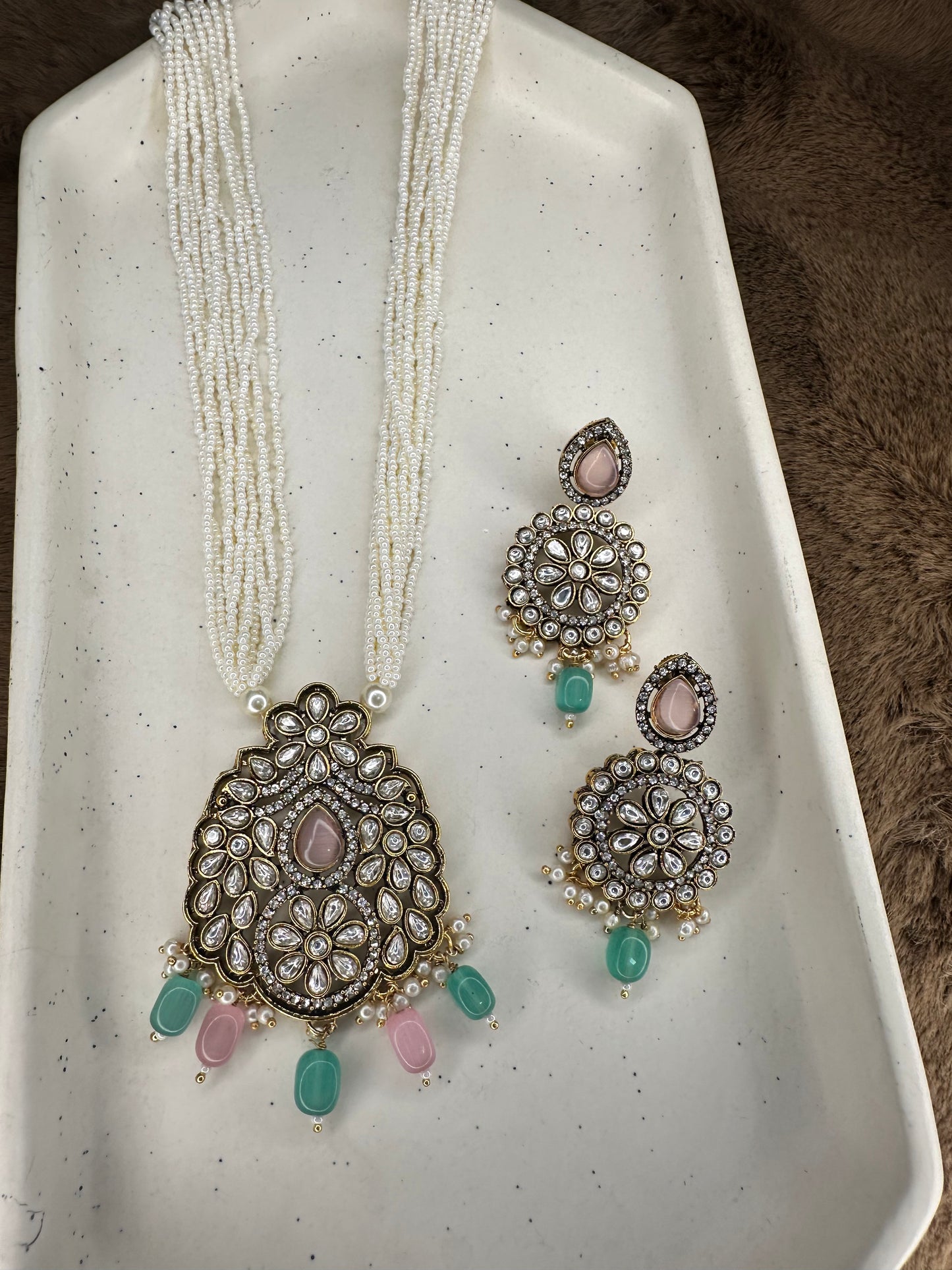 Flatlay with Pastel Rani Haar Set