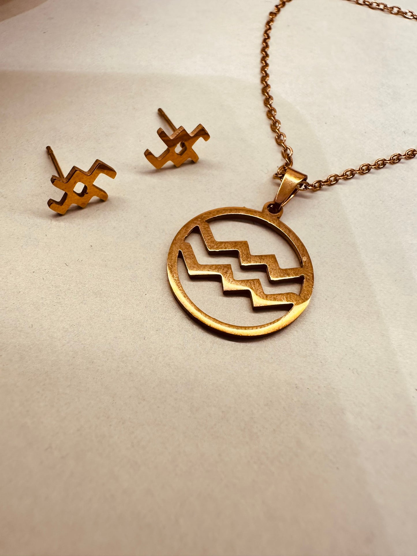 Black Stone Drop Necklace – Gold Chain Minimal Jewellery for Women