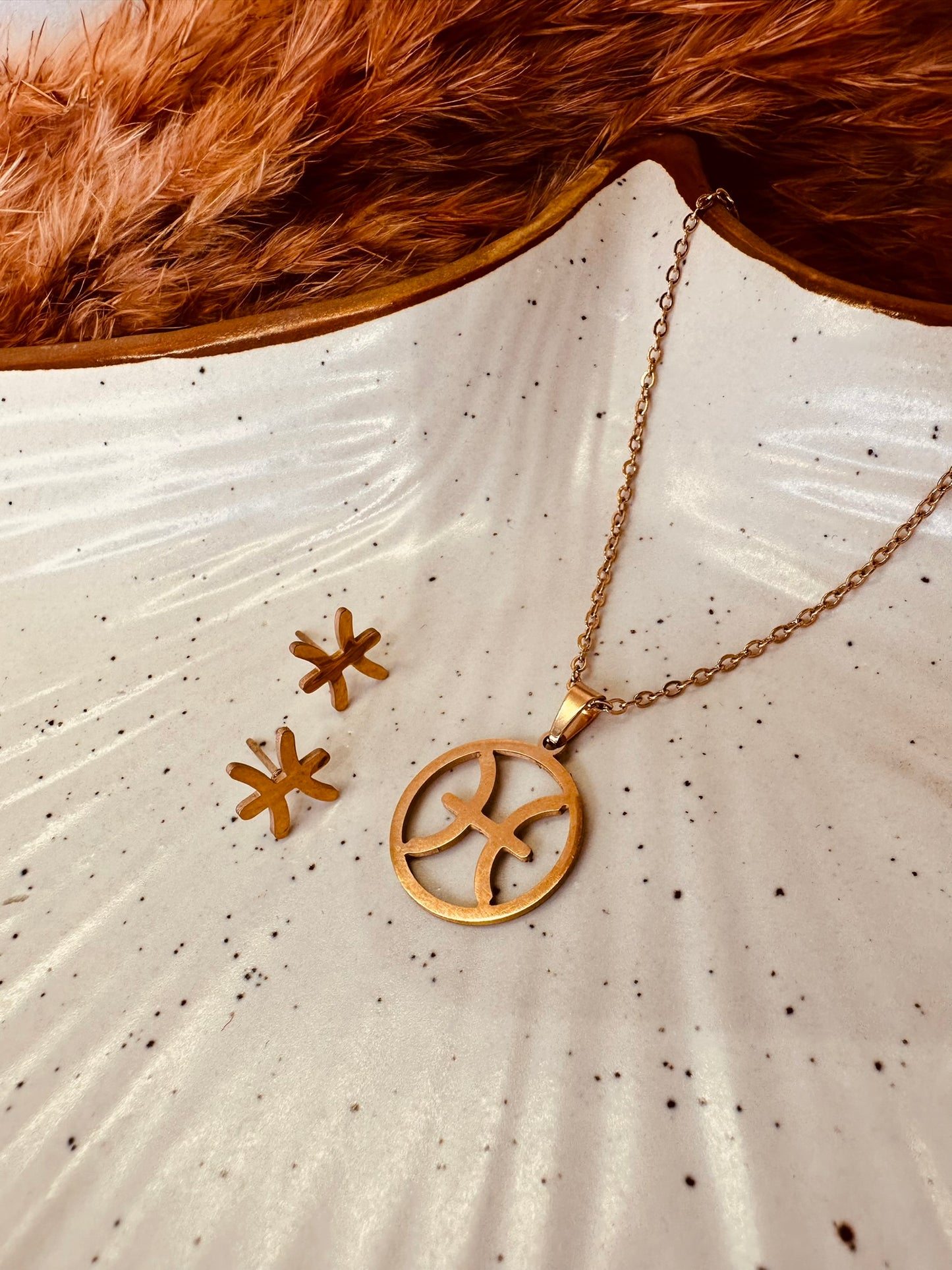 Black Stone Drop Necklace – Gold Chain Minimal Jewellery for Women
