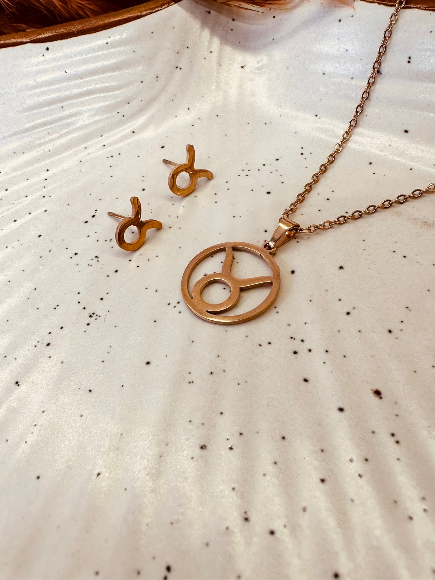 Black Stone Drop Necklace – Gold Chain Minimal Jewellery for Women