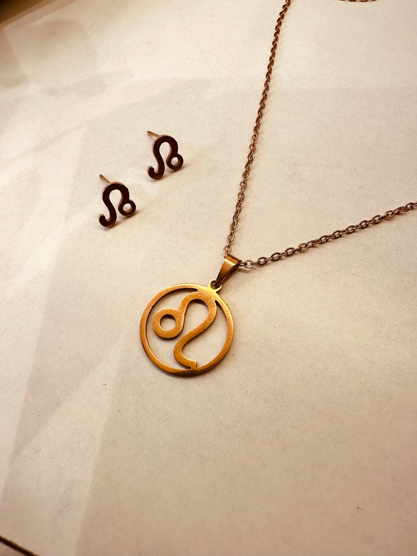 Black Stone Drop Necklace – Gold Chain Minimal Jewellery for Women