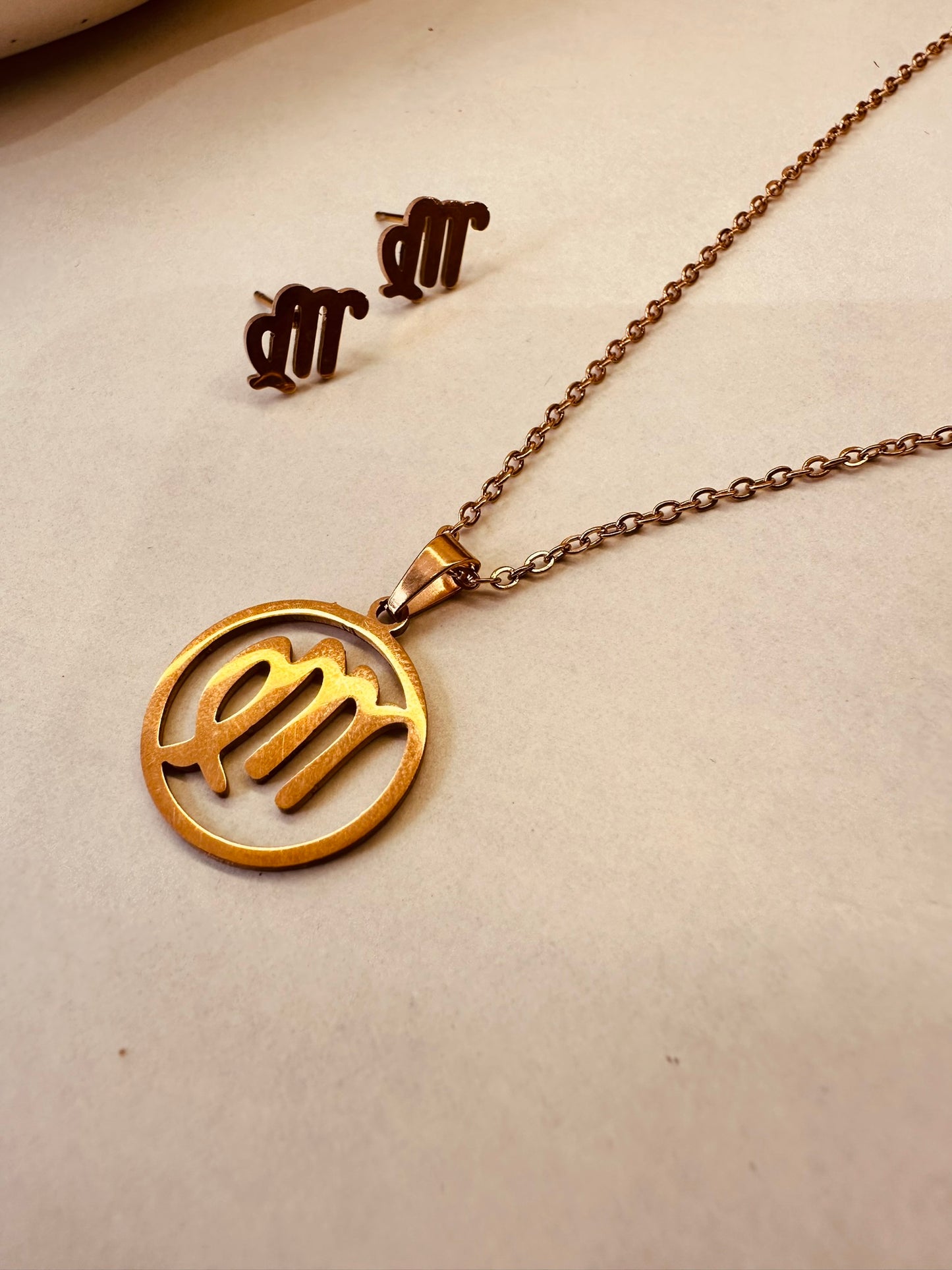 Black Stone Drop Necklace – Gold Chain Minimal Jewellery for Women