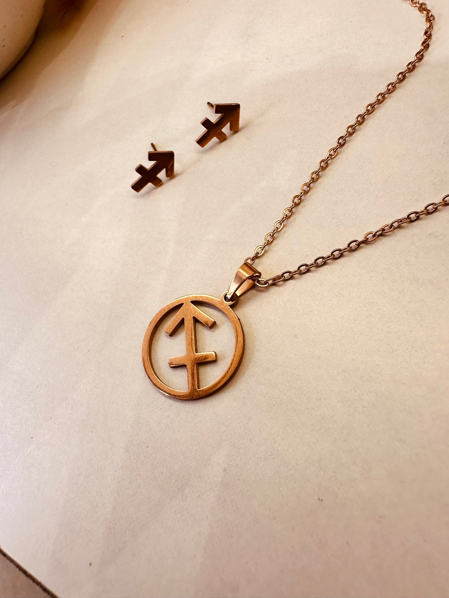 Black Stone Drop Necklace – Gold Chain Minimal Jewellery for Women