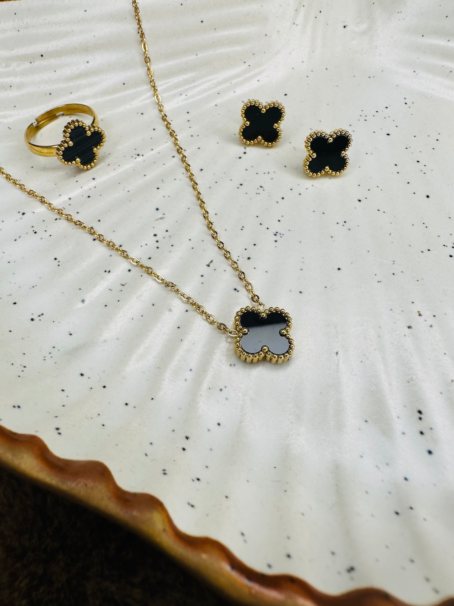 Golden Clover Jewelry Set – Pendant, Earrings & Ring for Women