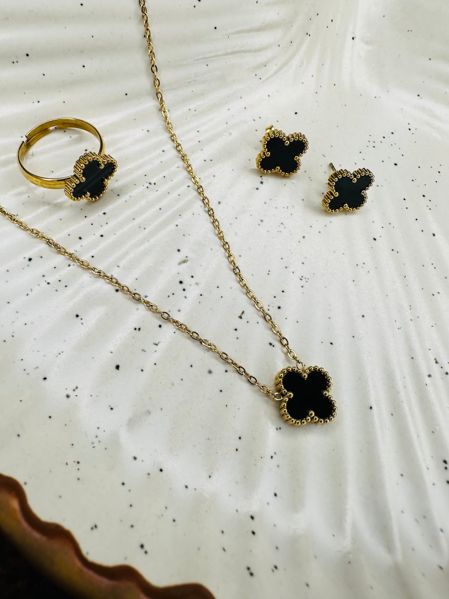 Golden Clover Jewelry Set – Pendant, Earrings & Ring for Women