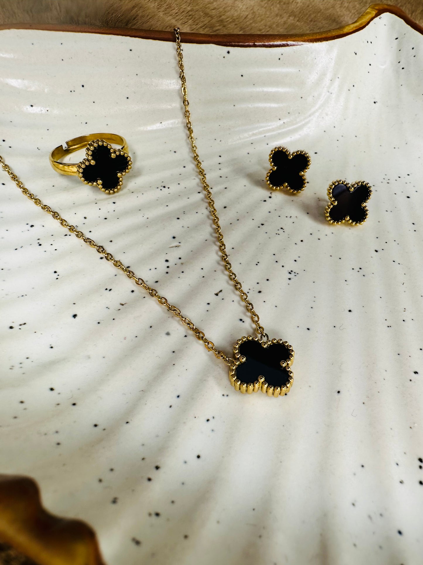 Golden Clover Jewelry Set – Pendant, Earrings & Ring for Women