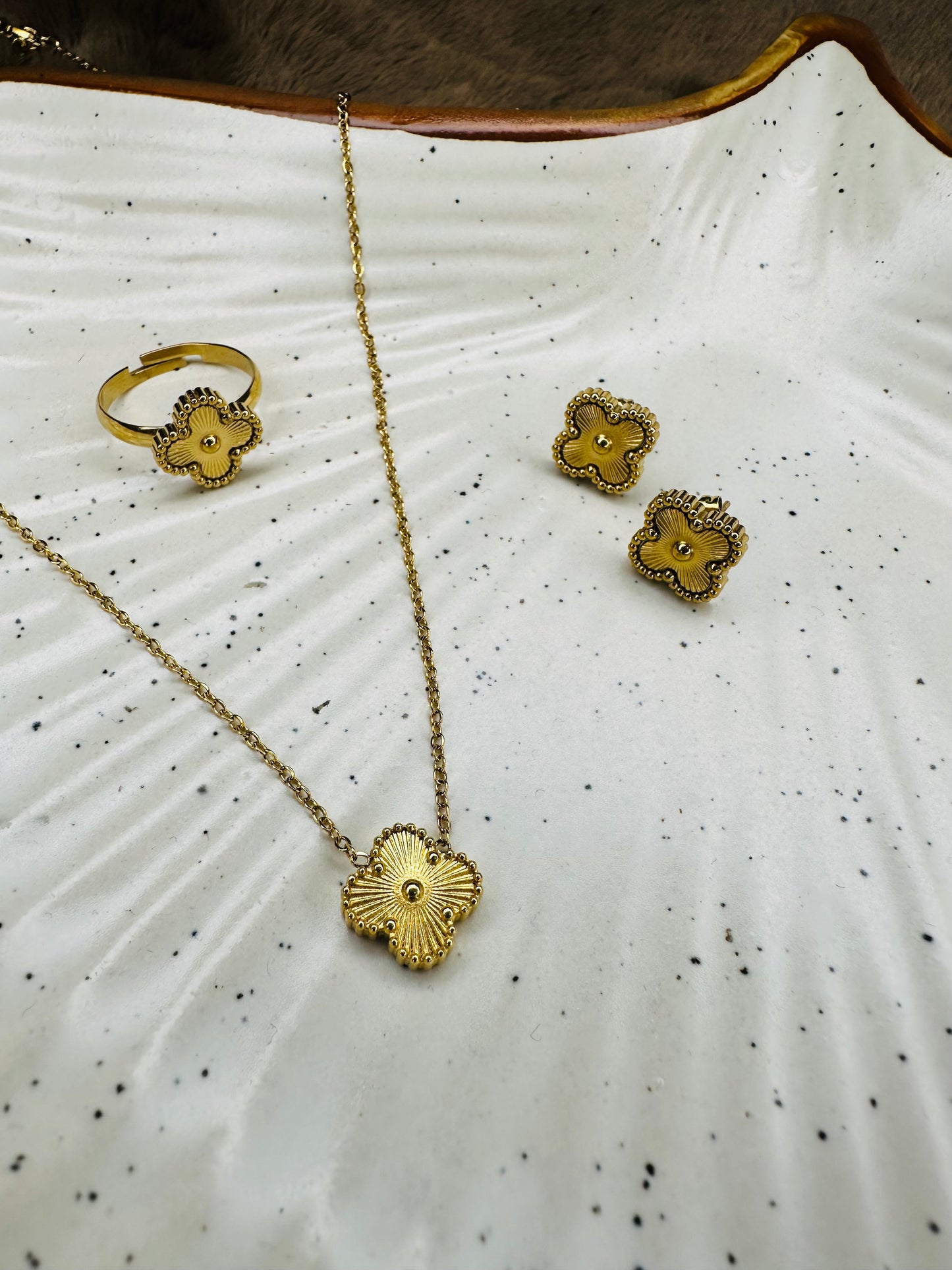 Golden Clover Jewelry Set – Pendant, Earrings & Ring for Women