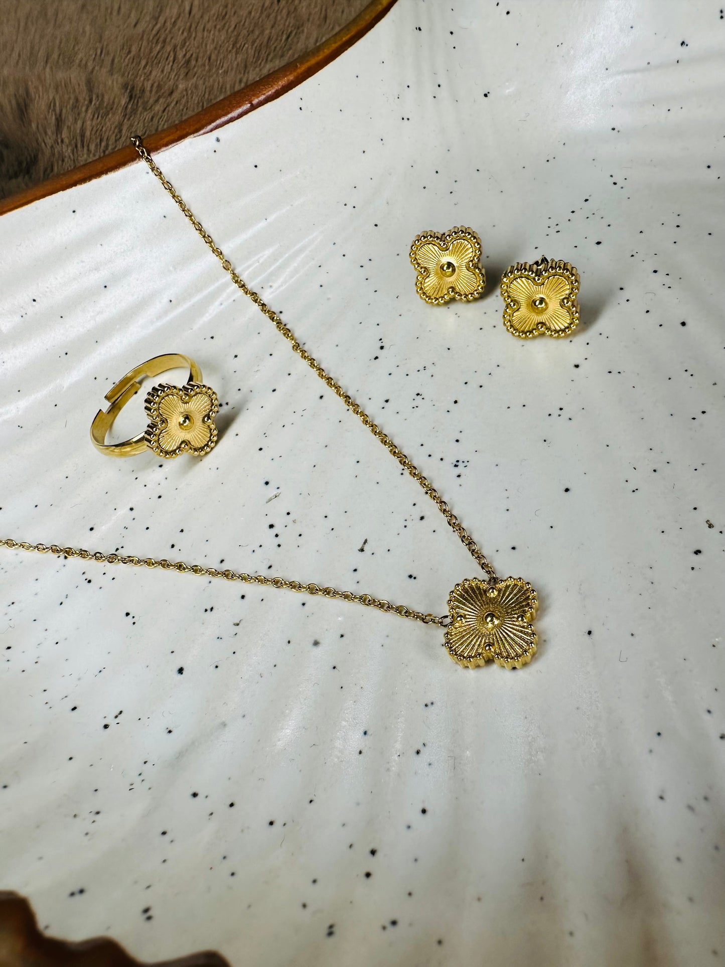 Golden Clover Jewelry Set – Pendant, Earrings & Ring for Women