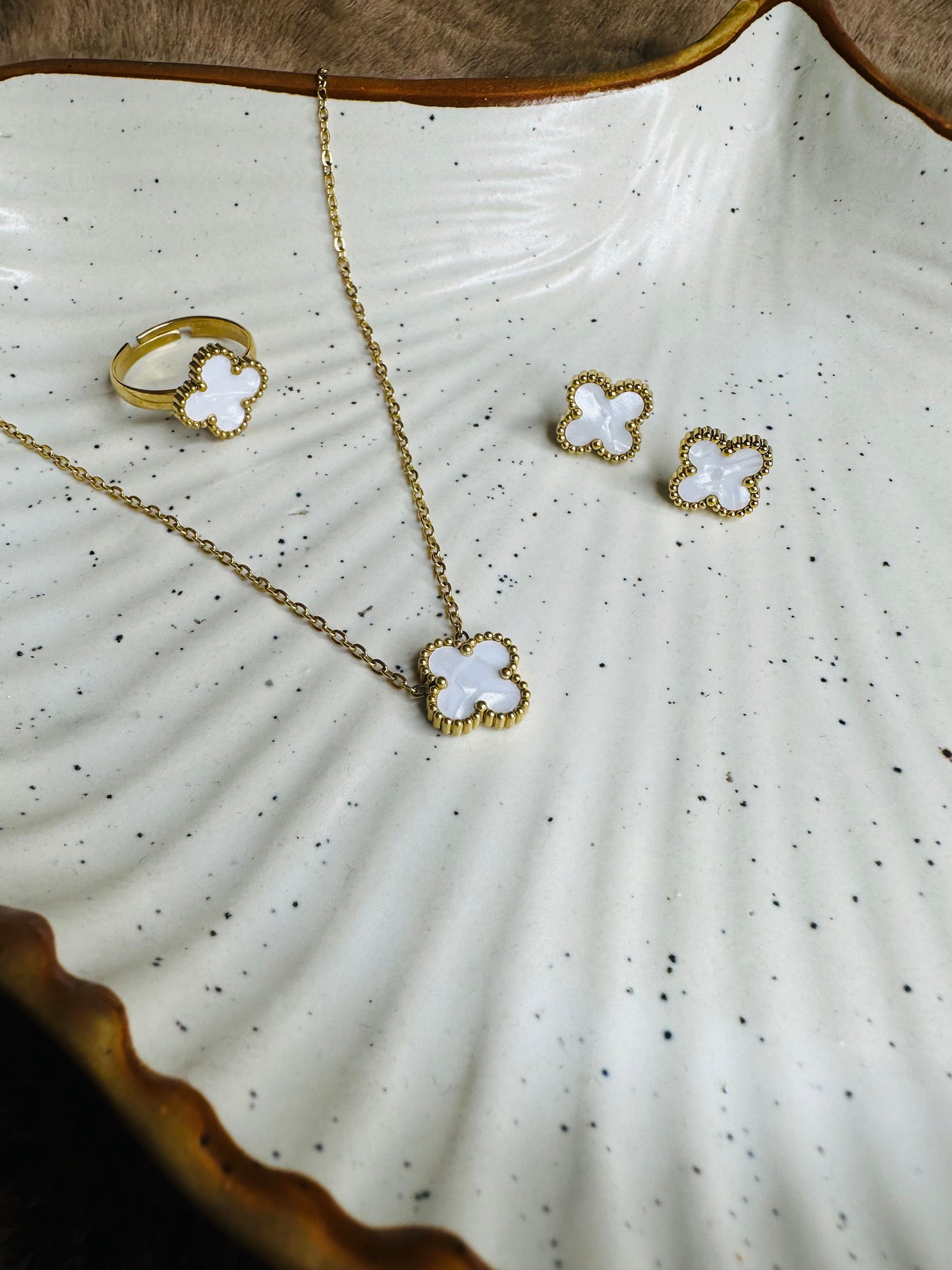 Golden Clover Jewelry Set – Pendant, Earrings & Ring for Women