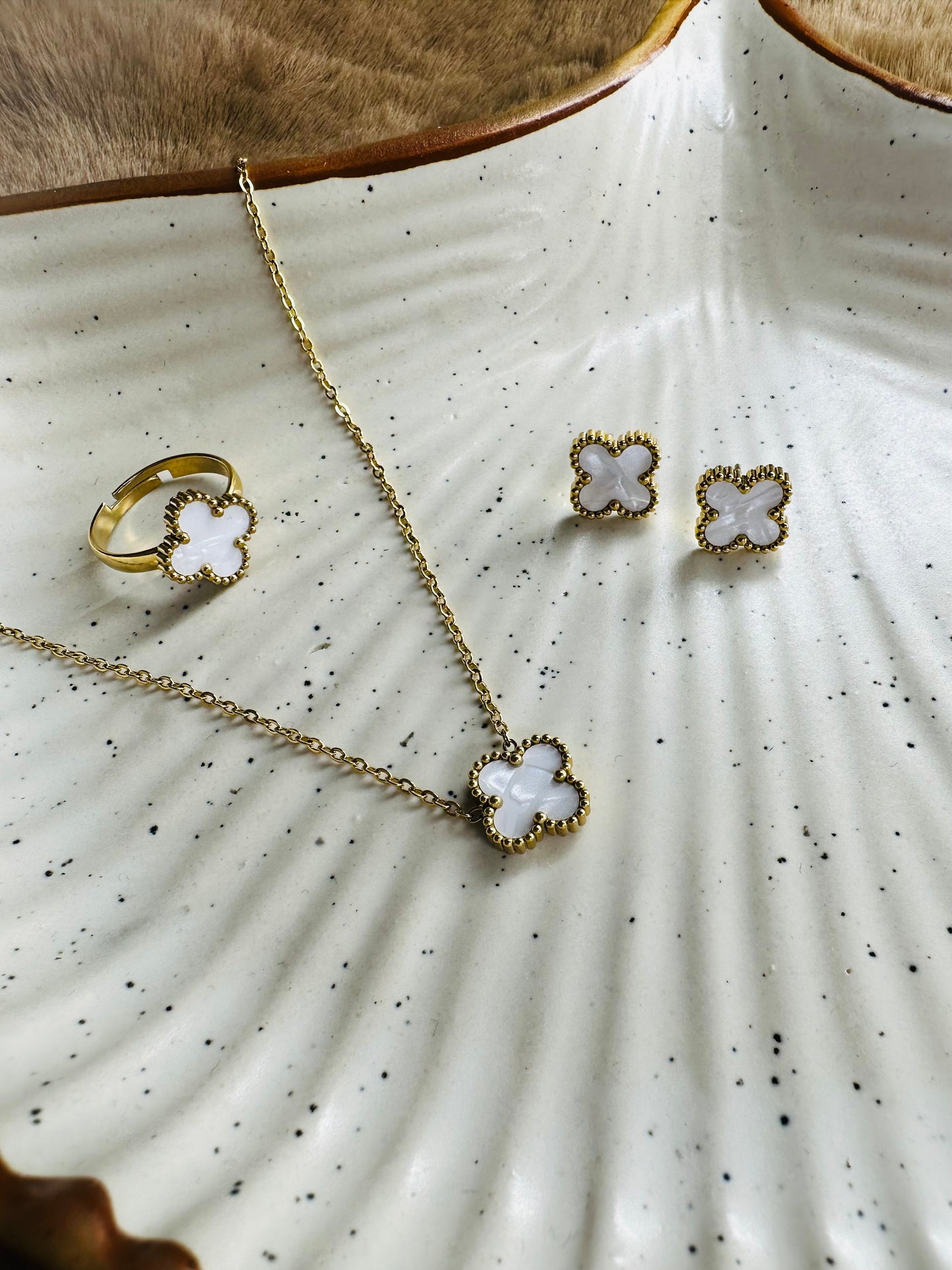 Golden Clover Jewelry Set – Pendant, Earrings & Ring for Women