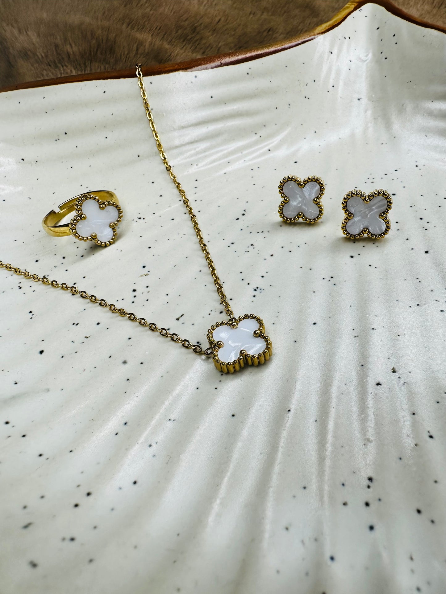 Golden Clover Jewelry Set – Pendant, Earrings & Ring for Women
