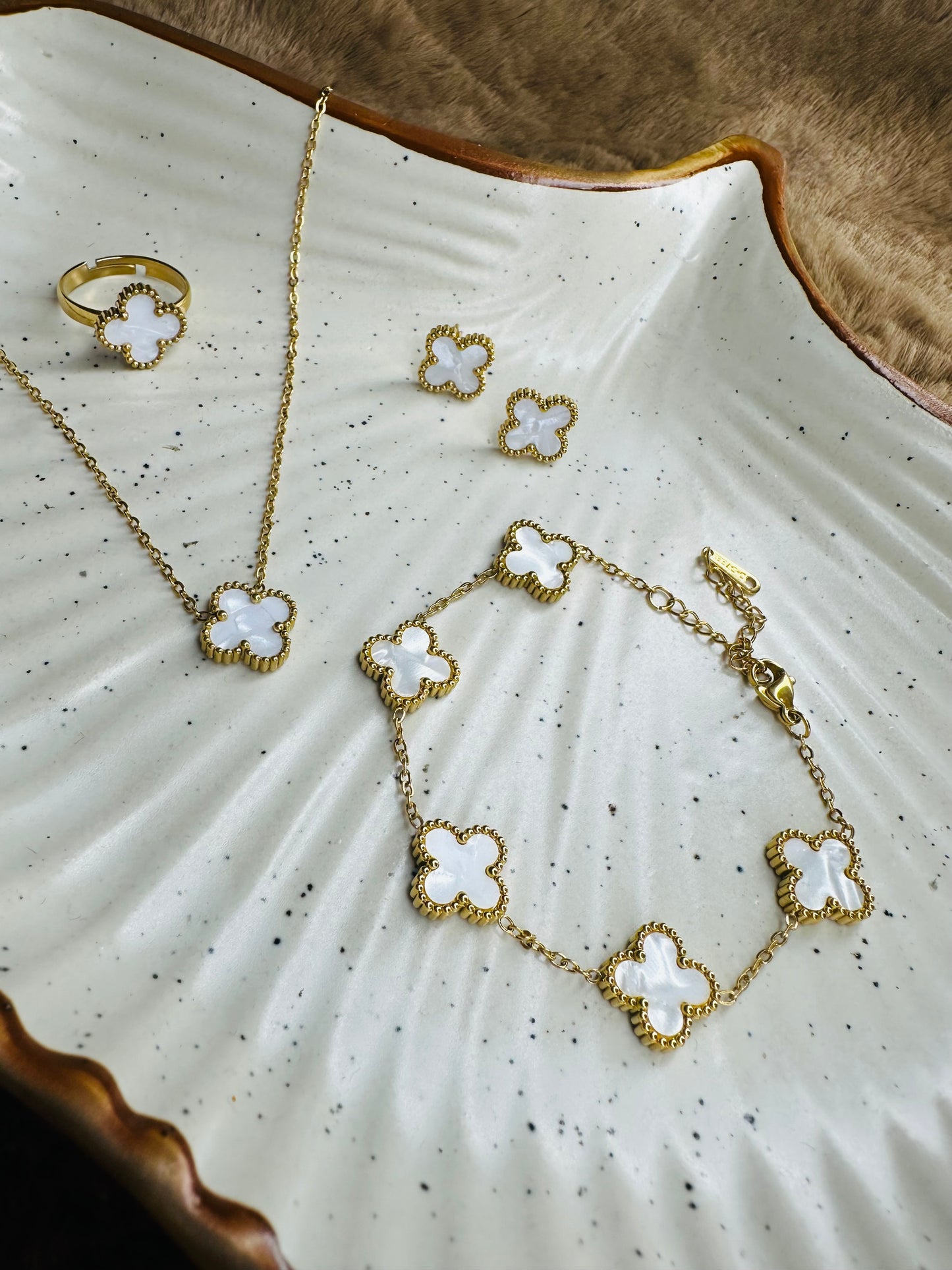 White Clover Jewellery Set – Necklace, Bracelet, Earrings & Ring