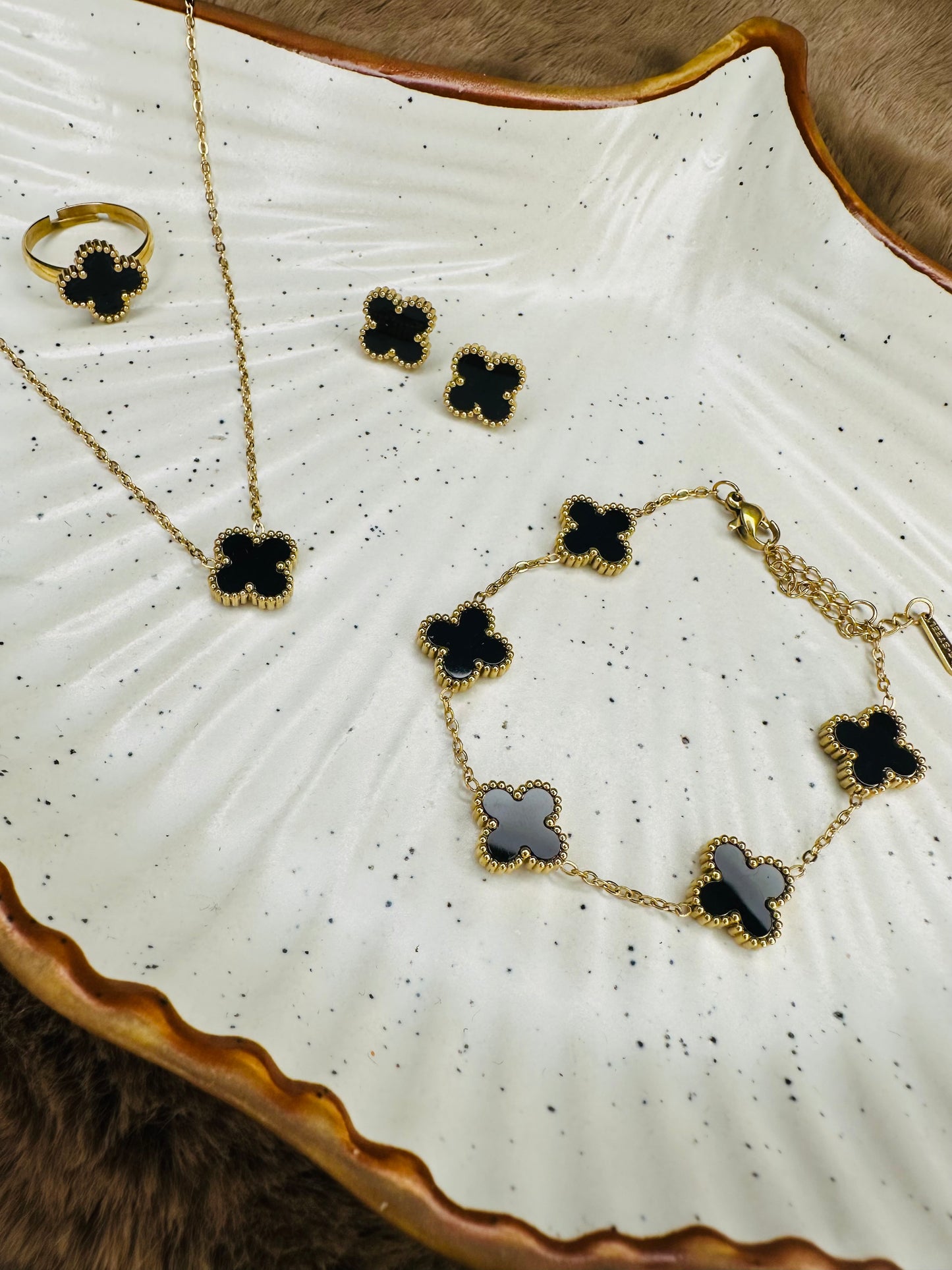 White Clover Jewellery Set – Necklace, Bracelet, Earrings & Ring