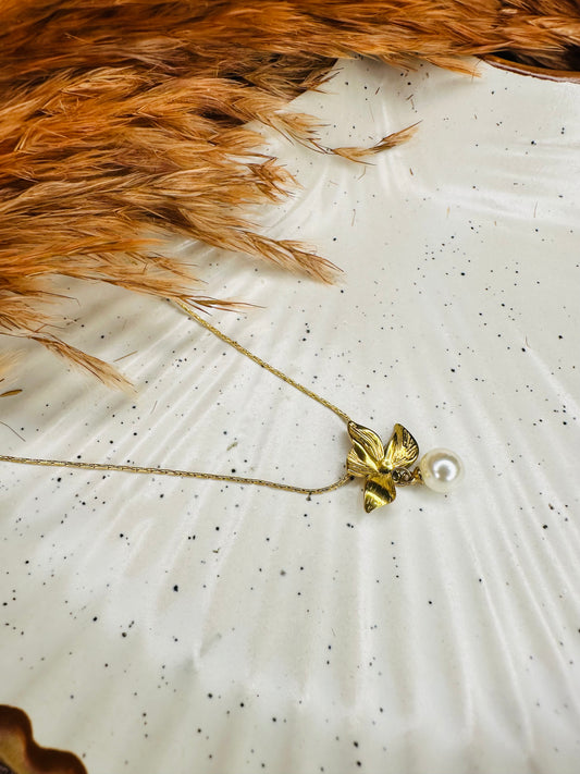 Golden Butterfly Pearl Pendant Necklace – Elegant Chain for Women