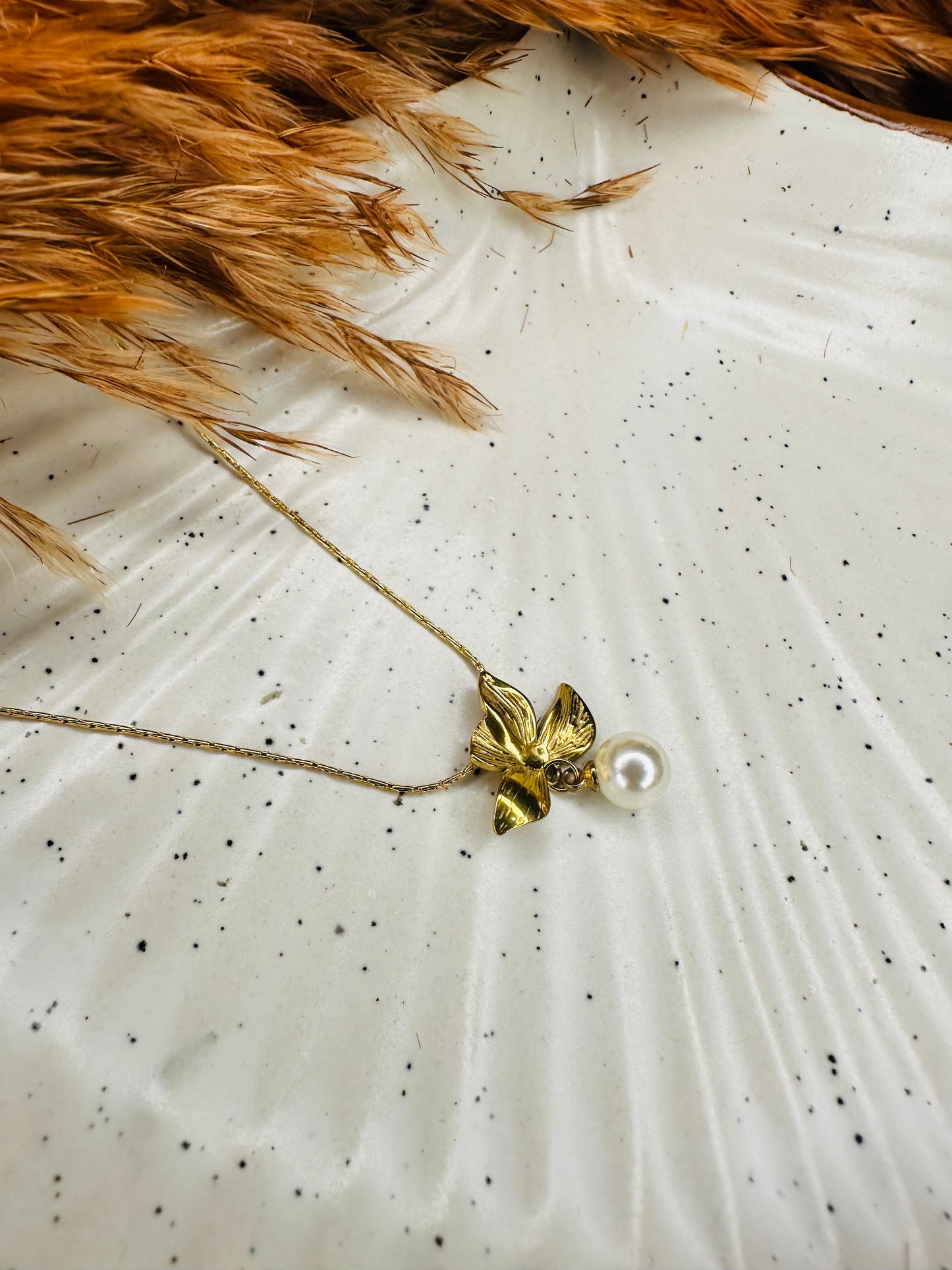Golden Butterfly Pearl Pendant Necklace – Elegant Chain for Women