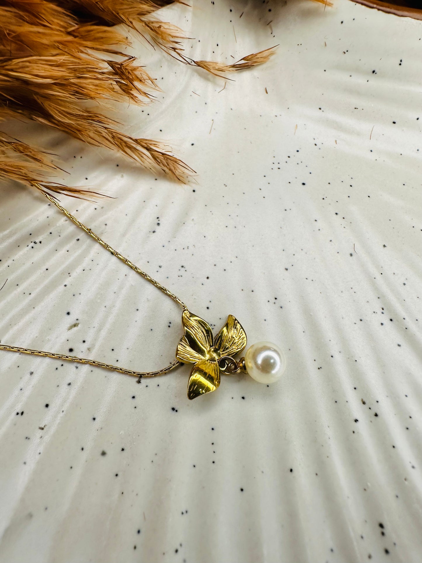 Golden Butterfly Pearl Pendant Necklace – Elegant Chain for Women