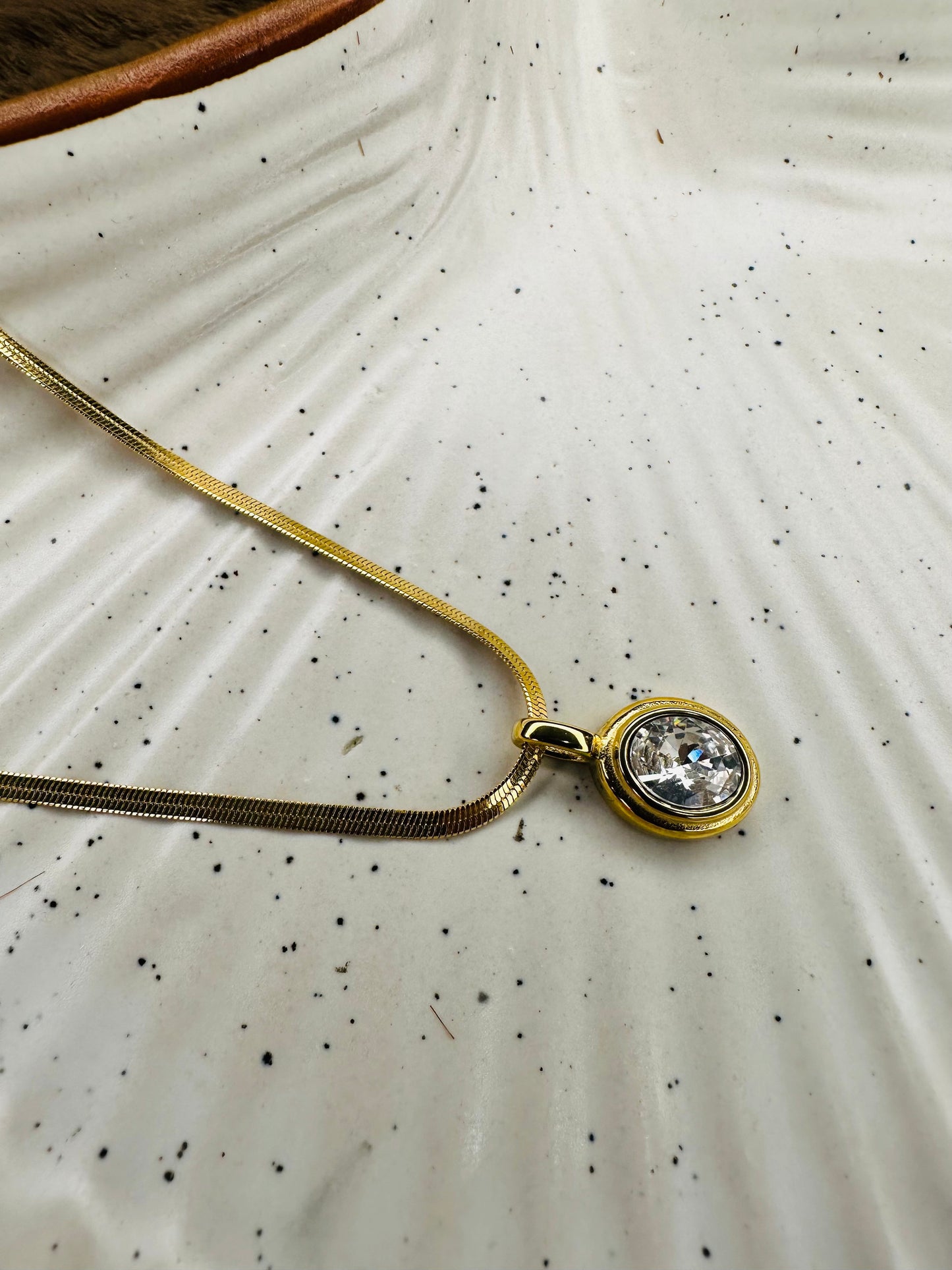 Golden Oval Solitaire Pendant Necklace – Elegant Women’s Jewelry