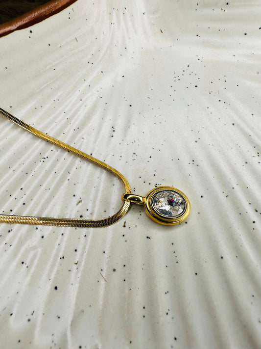 Golden Oval Solitaire Pendant Necklace – Elegant Women’s Jewelry