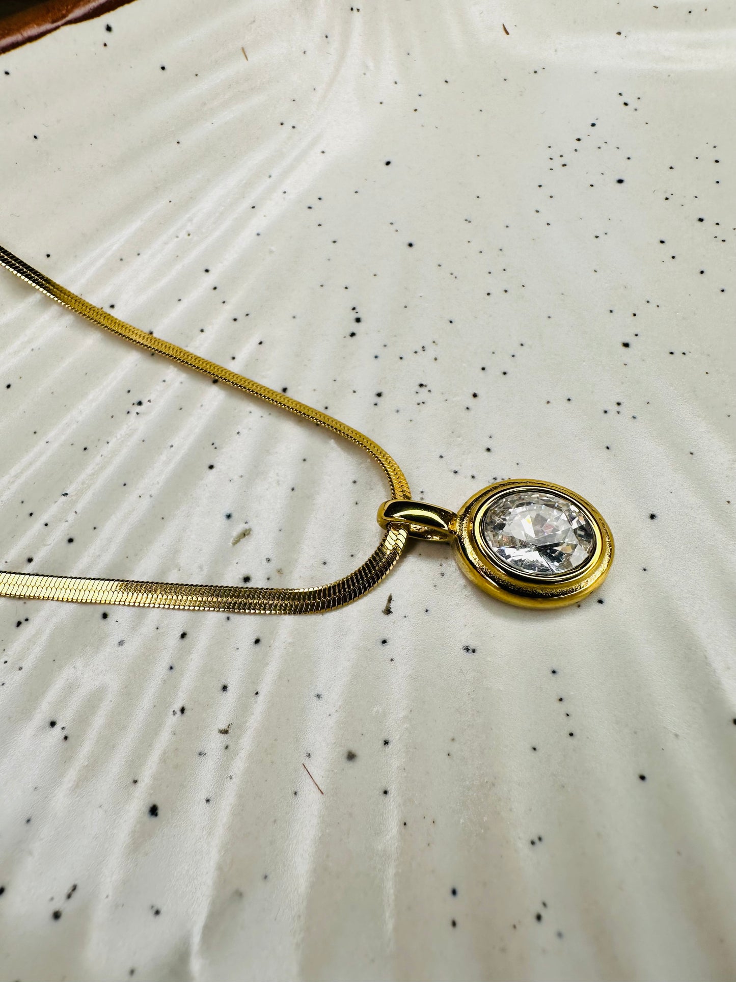 Golden Oval Solitaire Pendant Necklace – Elegant Women’s Jewelry