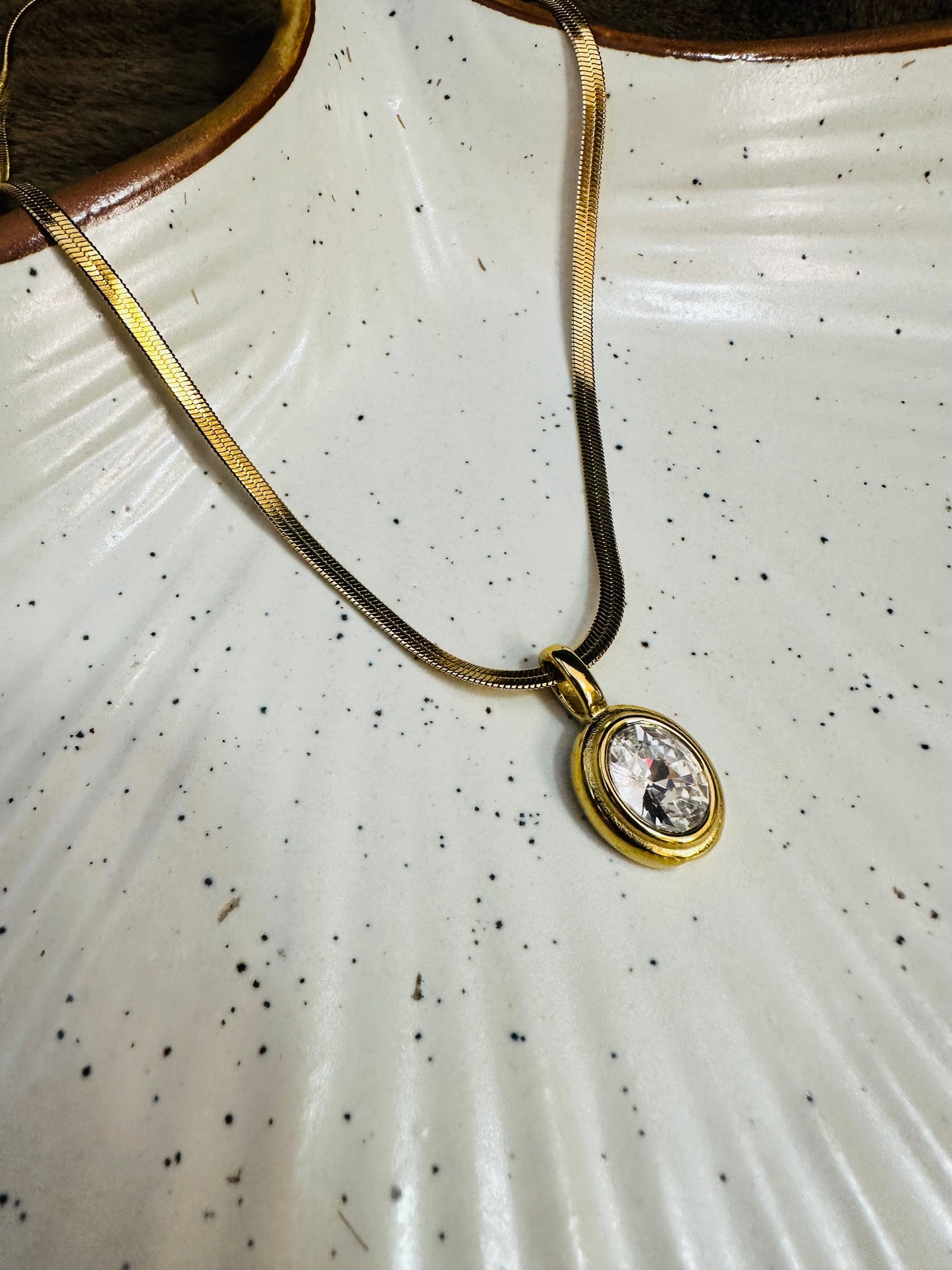 Golden Oval Solitaire Pendant Necklace – Elegant Women’s Jewelry