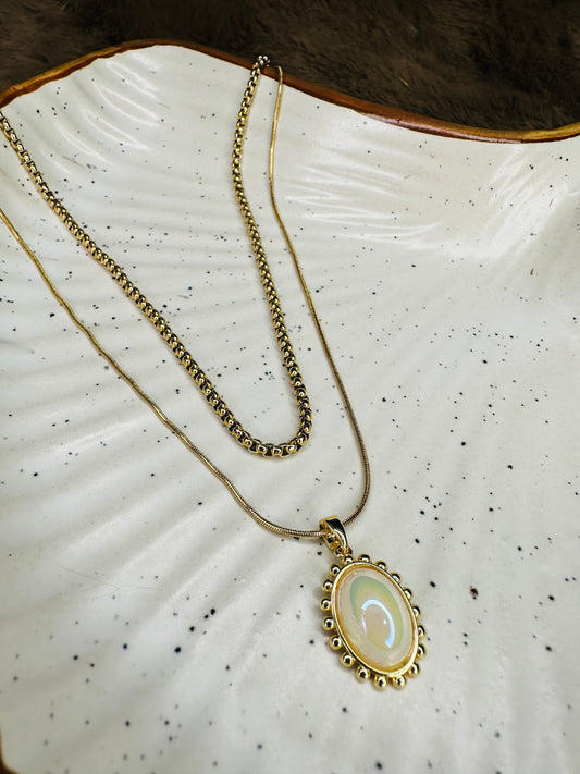 Golden Oval Stone Pendant Necklace – Elegant Women’s Jewelry