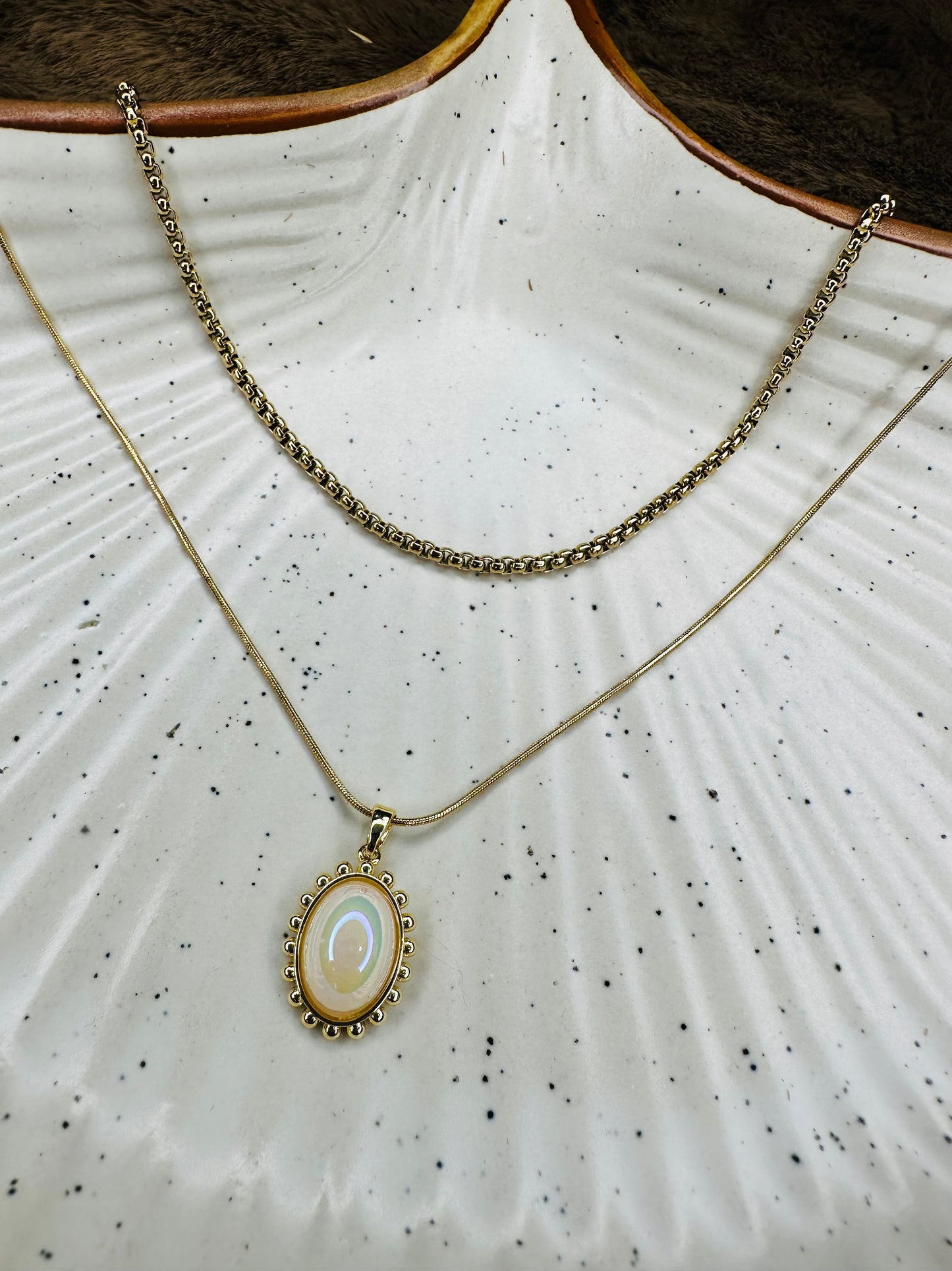 Golden Oval Stone Pendant Necklace – Elegant Women’s Jewelry