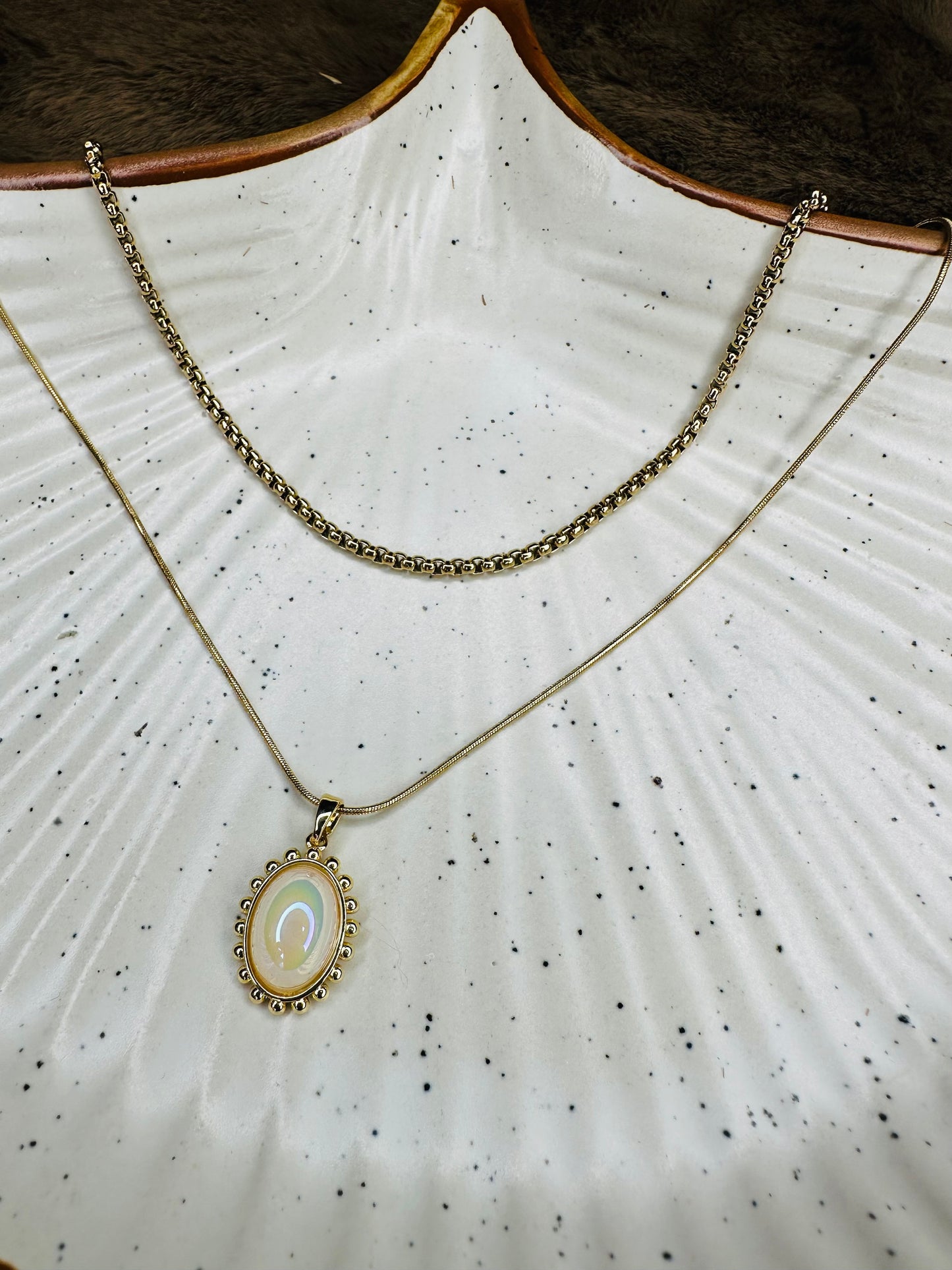 Golden Oval Stone Pendant Necklace – Elegant Women’s Jewelry