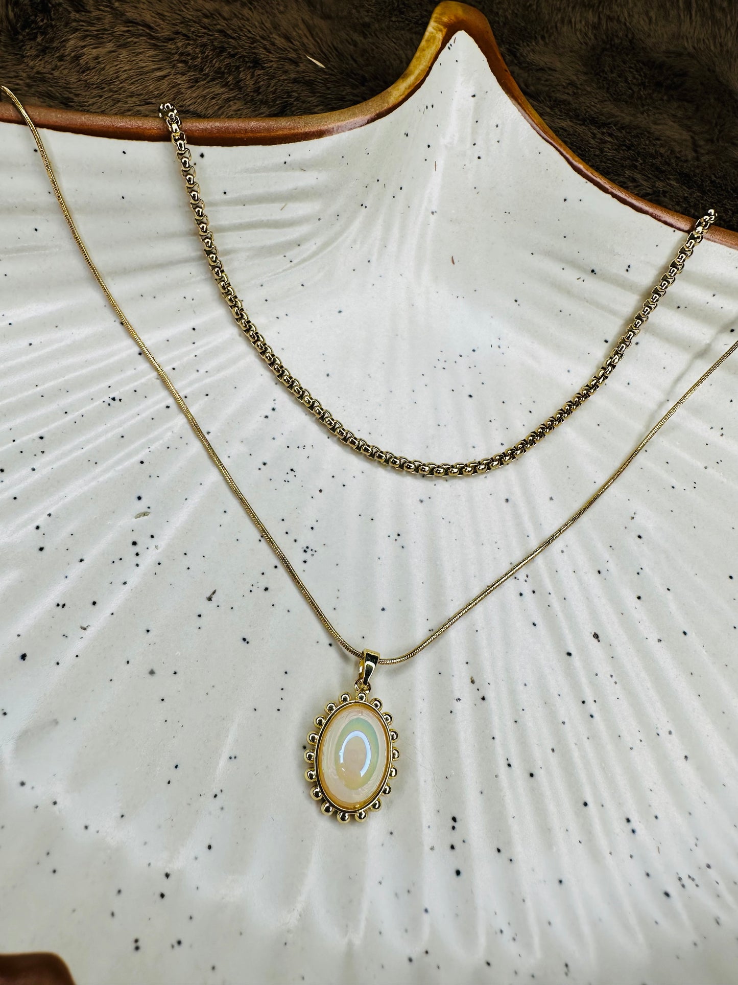 Golden Oval Stone Pendant Necklace – Elegant Women’s Jewelry