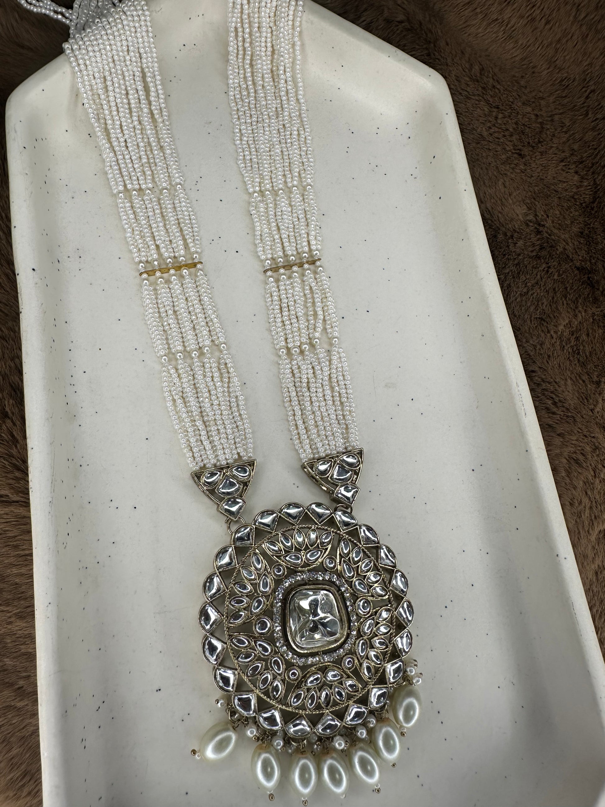 Pendant Close-Up – Kundan and White Pearls