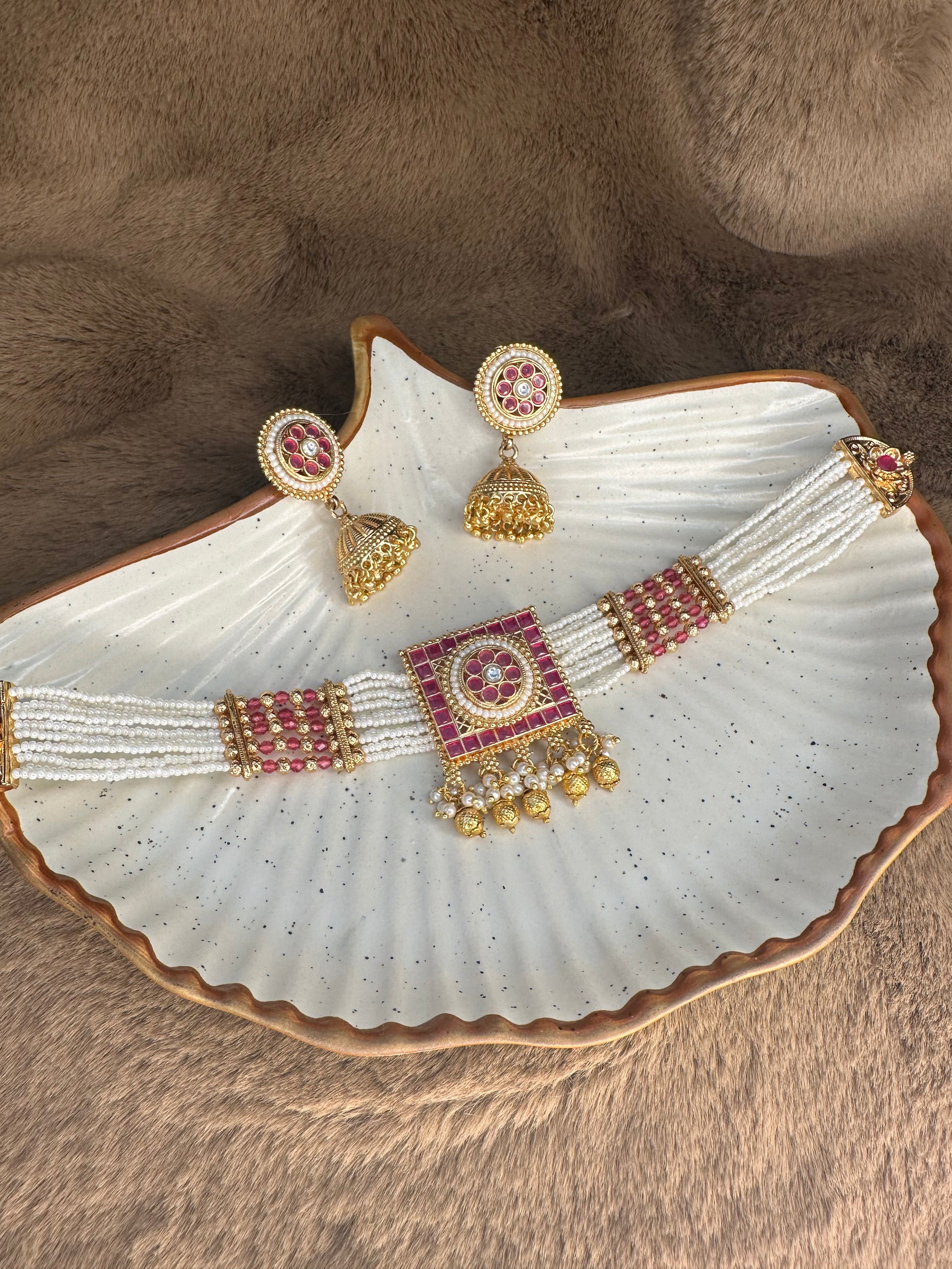 Earrings closeup – jhumka and kundan