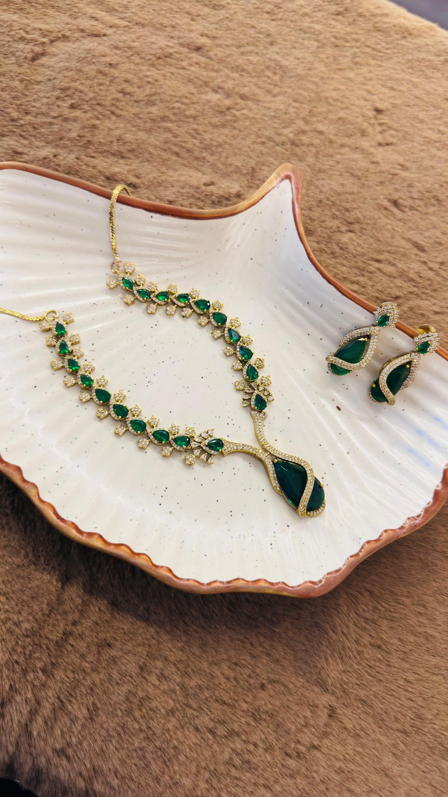 Emerald Vine Teardrop Necklace Set