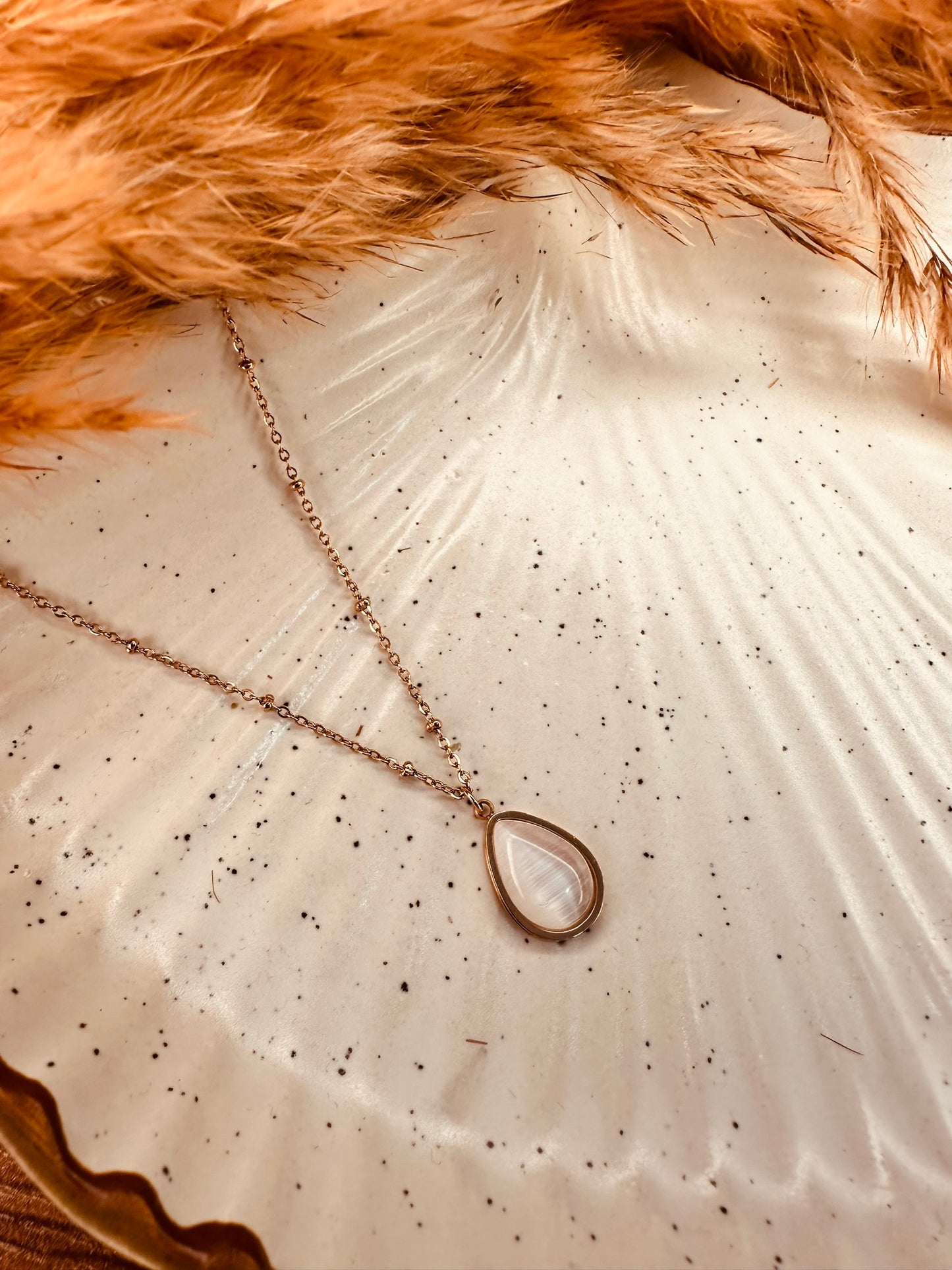 Elegant gold teardrop pendant necklace for daily wear