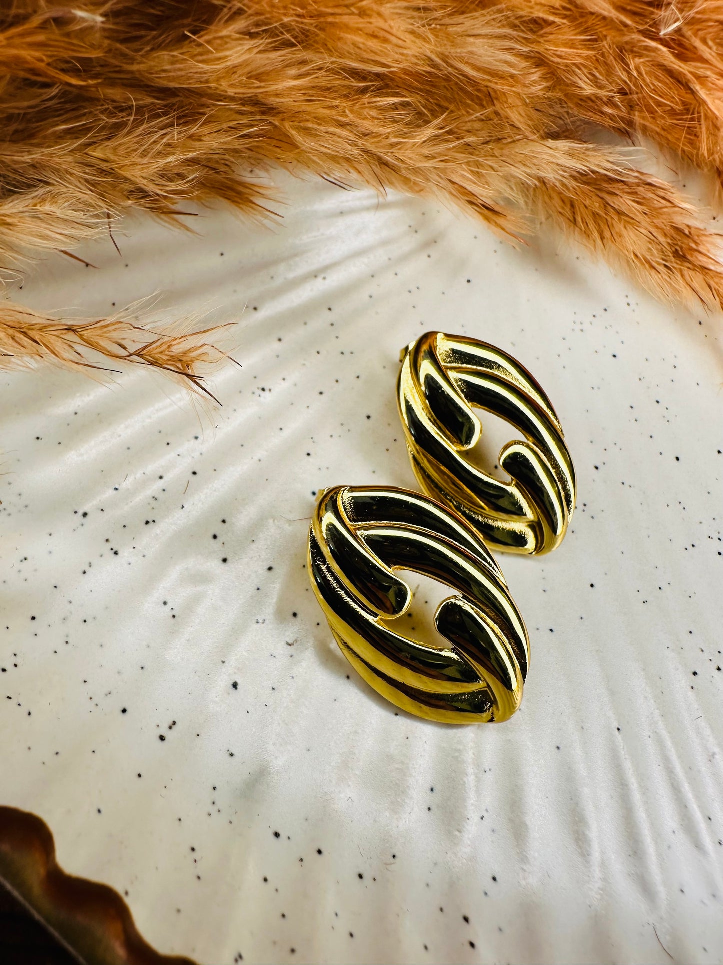 Model Styling HeyBae Gold-Tone Twisted Oval Hoop Earrings – Trendy Look