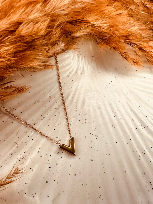 Minimalist V pendant necklace for girls, chic fashion jewelry