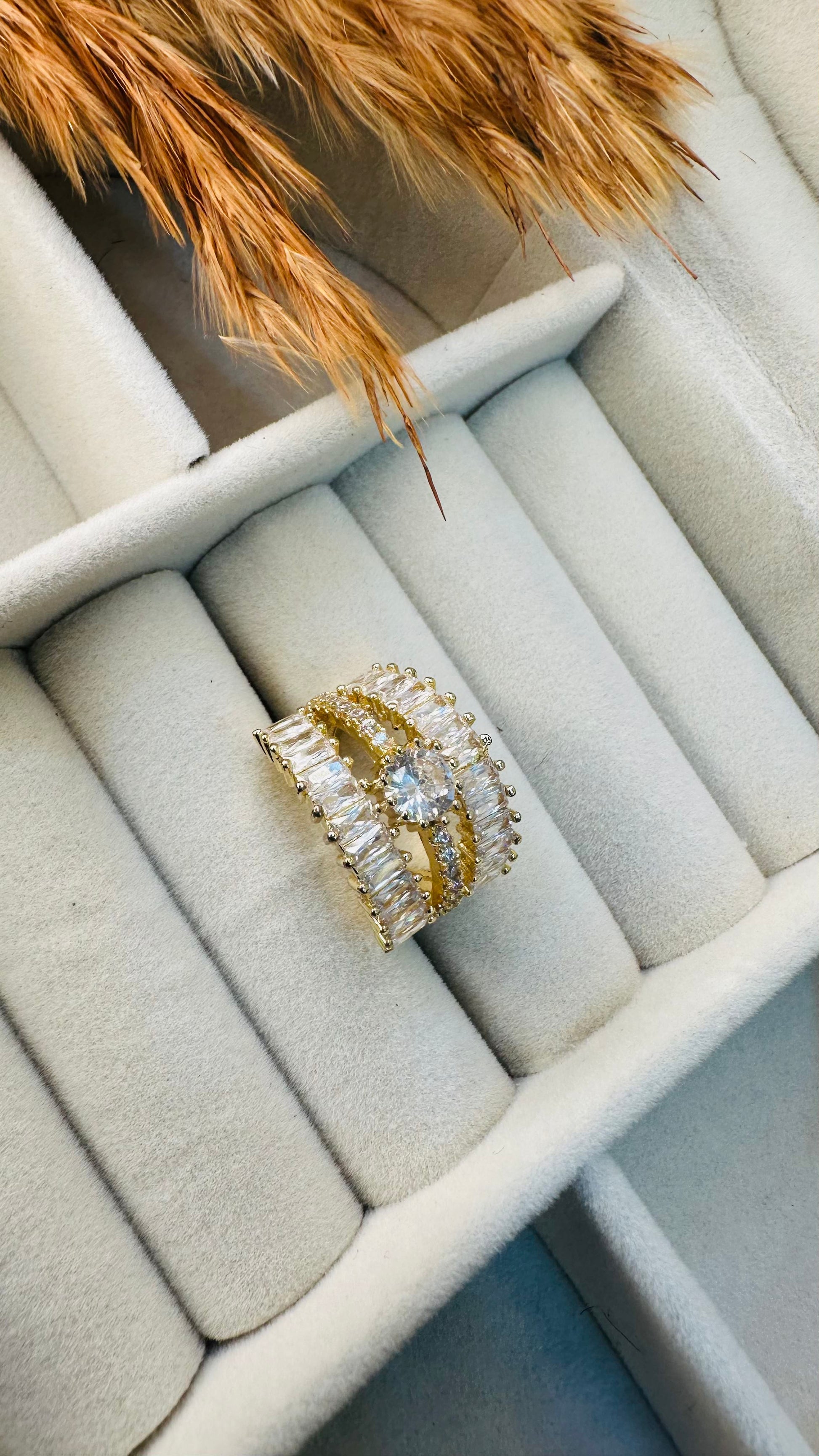 Solitaire center wide party ring