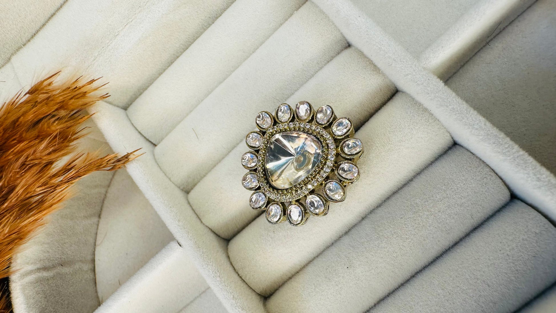 Dramatic kundan adjustable teardrop statement