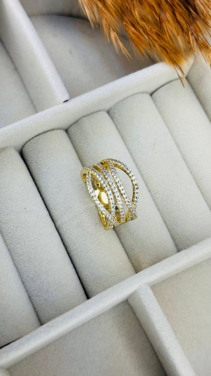 Glam pavé gold ring multi-band look