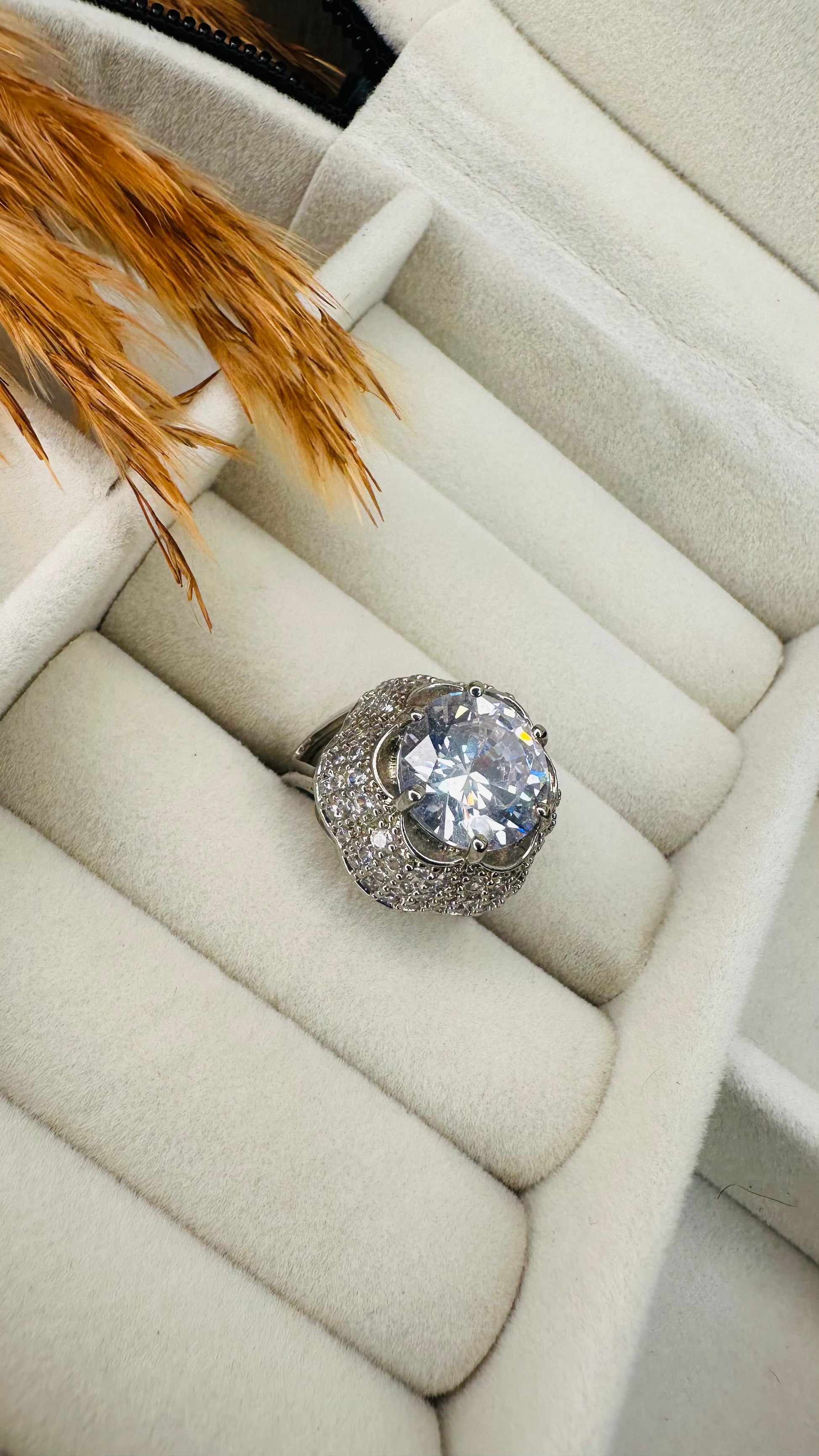 Side angle luxury solitaire CZ party ring