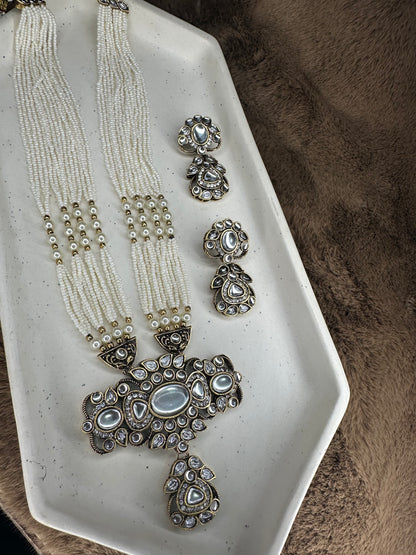 Close-up of Green Kundan Pearl Necklace Detailing
