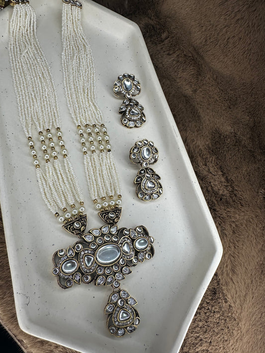 Close-up of Green Kundan Pearl Necklace Detailing