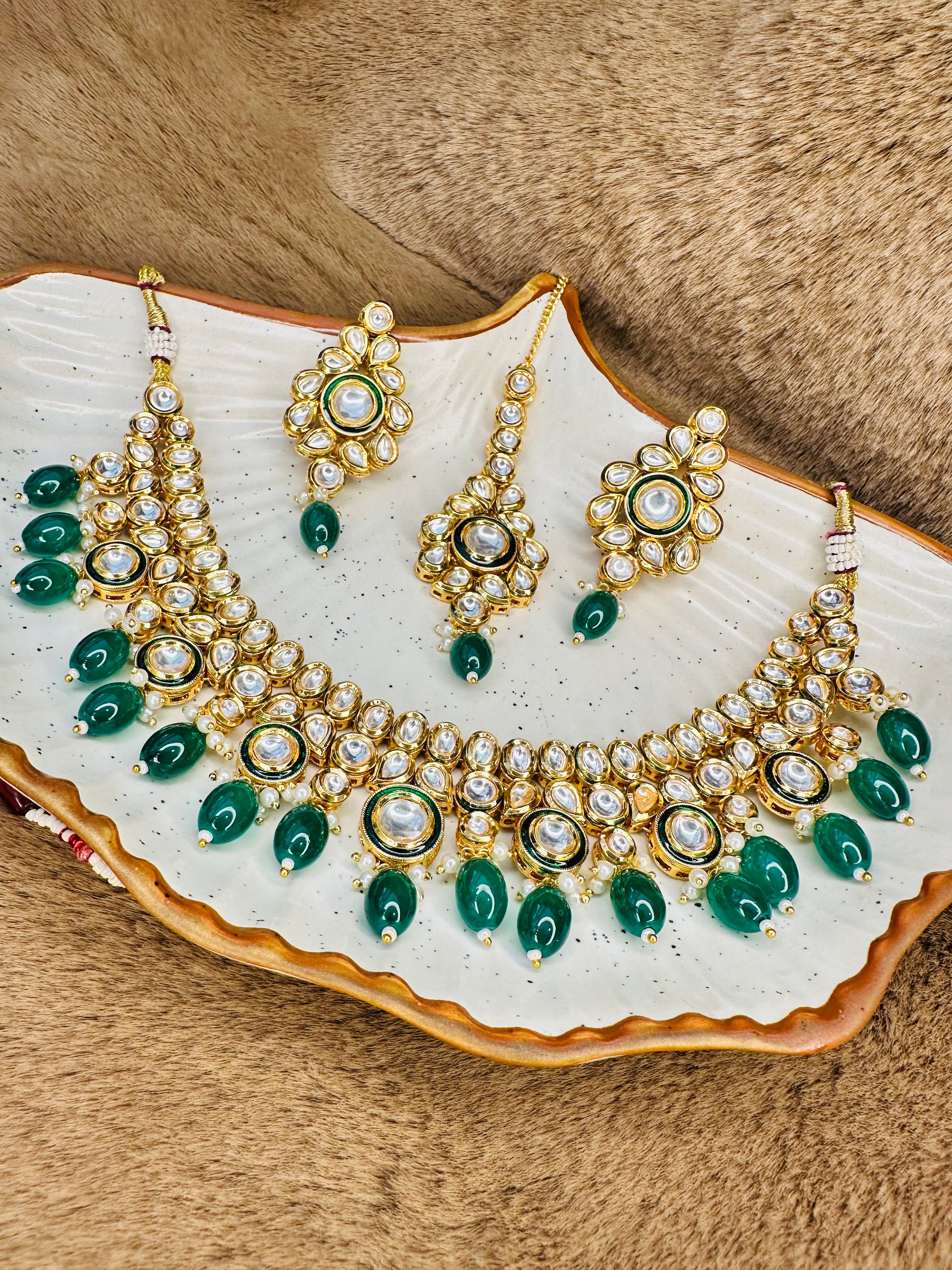 Choker necklace closeup – green beads