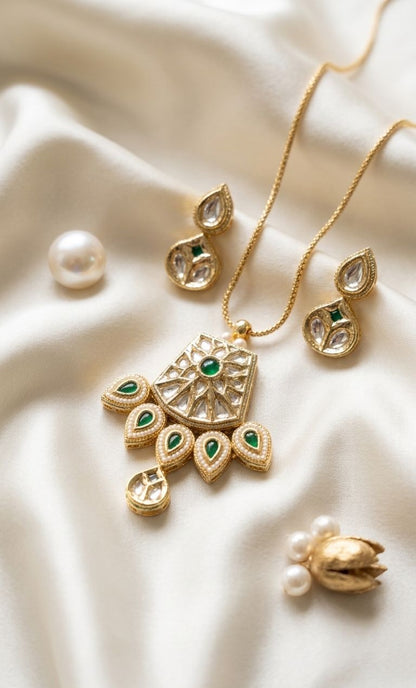 Hey Bae Emerald Noor Pendant Set