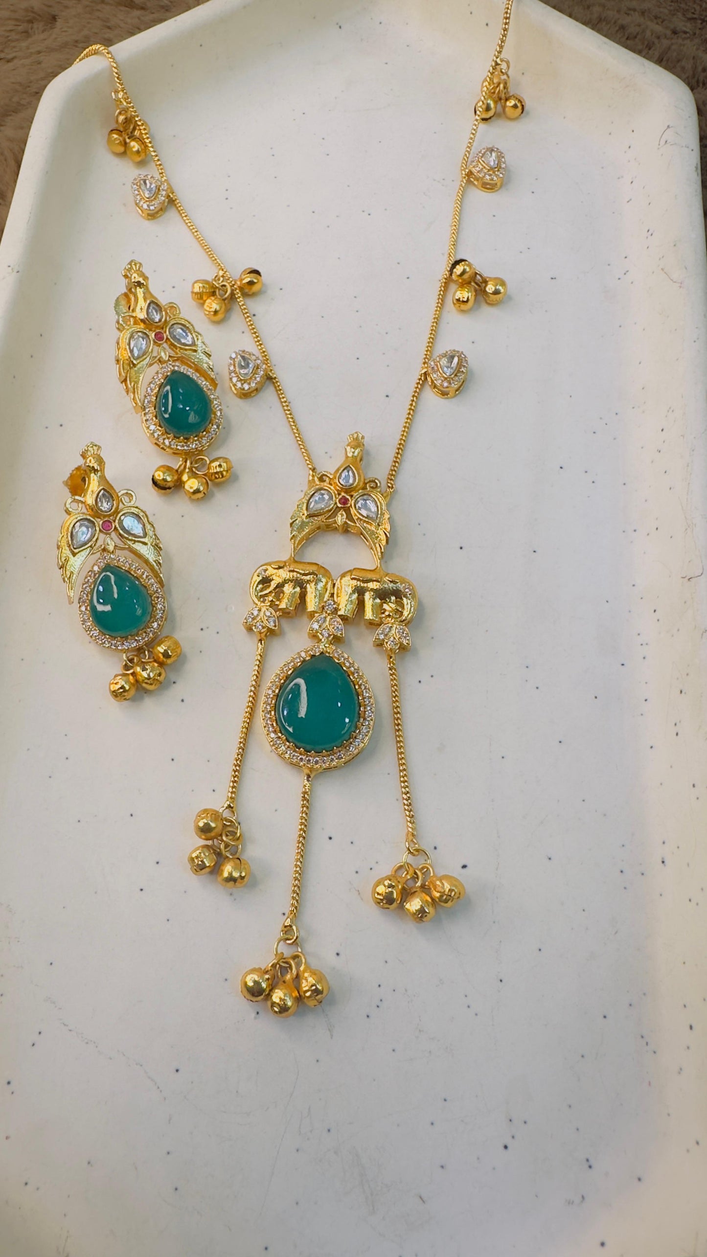 Hey Bae Gaja Emerald Pendant Necklace Set
