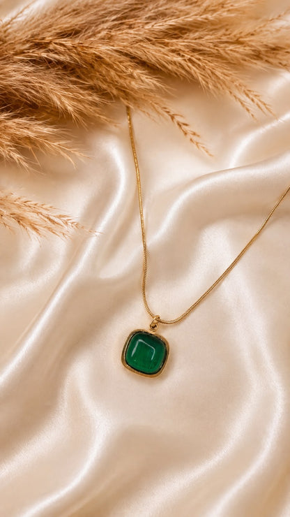 HeyBae Emerald Glow Pendant Necklace