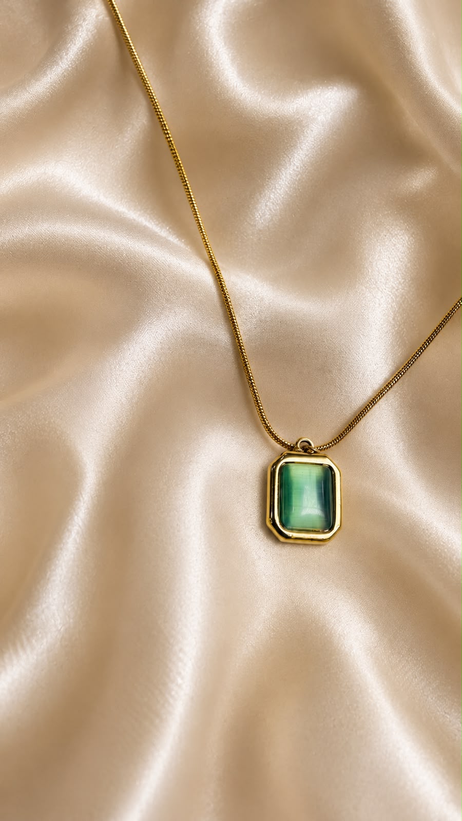 Verdant Glow Pendant Necklace