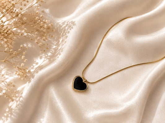 Reversible Pearl Heart Necklace – Black &amp; White