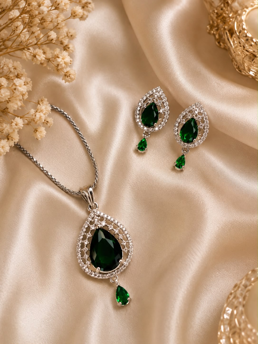 Emerald Élan Pendant Set