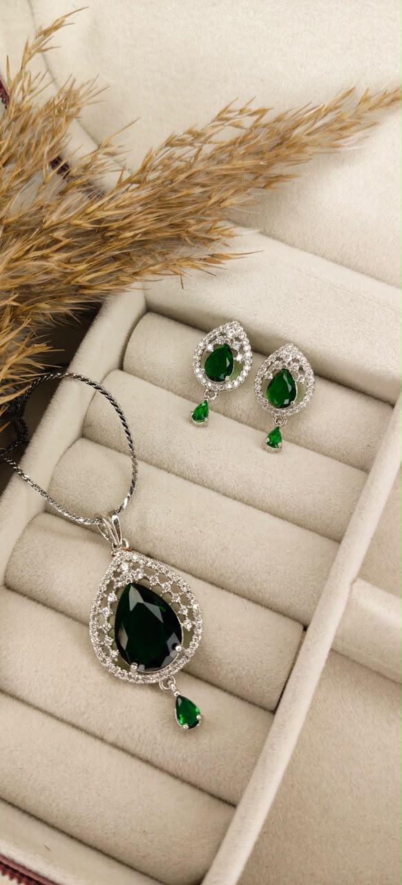 Emerald Élan Pendant Set