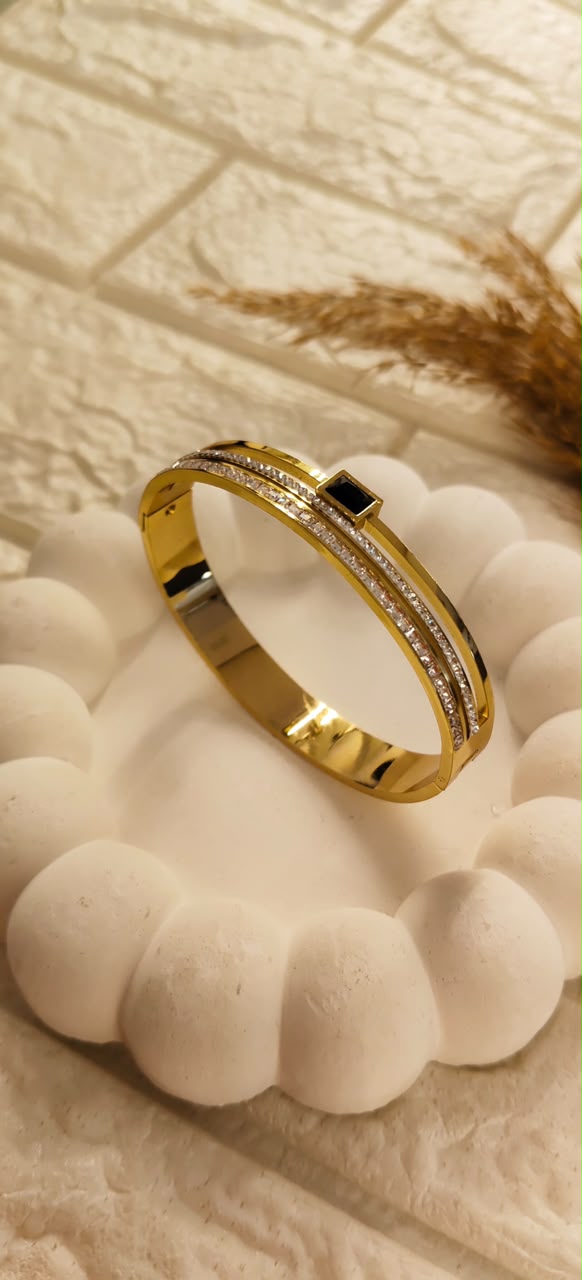 Nooré Onyx Luxe Bangle Bracelet