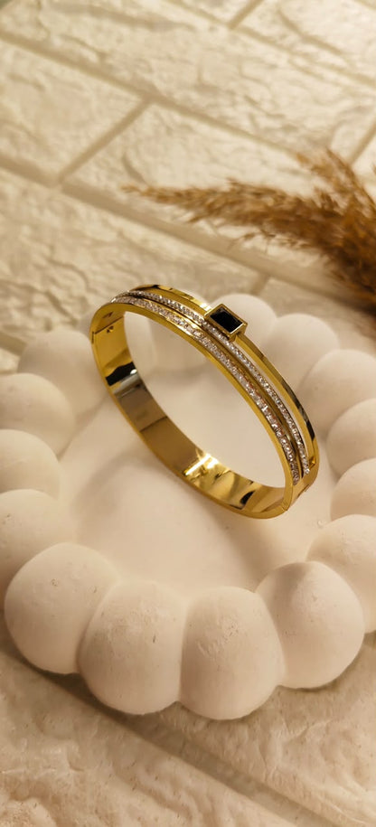 Nooré Onyx Luxe Bangle Bracelet